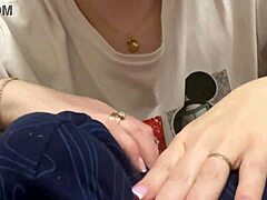 Blonde schat met lang haar plaagt door pik te masseren door slipje, likken en vingeren om orgasme uit te stellen