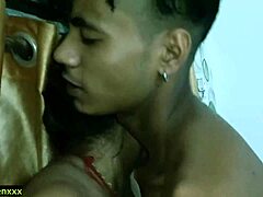 Ζεστή Bhabhi απολαμβάνει σεξ οικογένειας με νεαρό Devar σε ινδικό creampie!