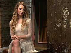 Amo castiga duramente a dos esclavos atados con follada brutal