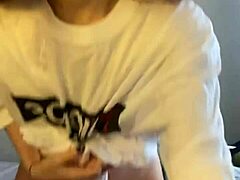 Chica de 18+ con tetas pequeñas 18+ se hace tatuaje gratis, ¡genial!