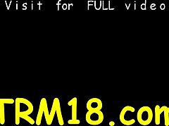 Pige beder om vild nydelse på sin ubehårede fisse nu!