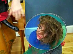 Teen 18+ anal slave domineret af strapon.