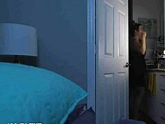 Ο γιος τρομάζει από την καταιγίδα οπότε γαμάει βαθιά την τατουαρισμένη μητριά του στην ξυρισμένη της πούτσα.