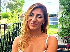 Fransk brunette Stella nyder at sutte pikker i amatør threesome med anal og double penetration