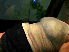 Lisa Aranha agerar sinnlig medan hon shoppar i kjol