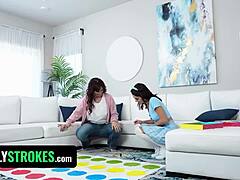 אמא חורגת סיירן דה מר ובת חורגת לילה לאב שותפות זיון מצעיר 18+ בטריוסום טאבו