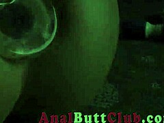 เกิดอะไรขึ้นเมื่อสาวโสเภณีสอดแส้ลึกเข้าไปในก้นที่อ้าออกสำหรับการเสียวก้นและสนุกกับบัตปลั๊ก