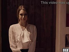 Poslušná malá tínedžerka s cicmi šuká svojho šialeného šéfa s veľkým kurcom