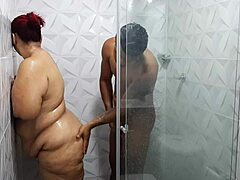 Tomando banho com a madrasta Parte 1 mostra sua bunda grande e curvas maduras