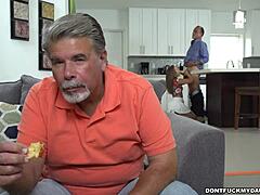 Essa Adolescente Tarada 18+ Realmente Quer Pau de Homem Mais Velho Todo Dia