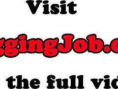 Tipă busty dă mână afară în prim-plan