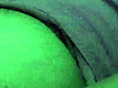 Lesbiana amateur peruana con tetas grandes recibe follada anal pública en perrito en edificio abandonado.