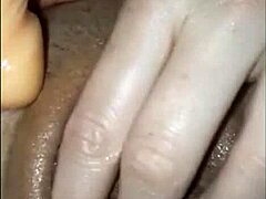 Hei, uită-te la această milf cu dildo în pizda rasă până ejaculează pentru iubitul ei