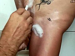 Sokaktan toplanan Asyalı evsiz kız duşta tıraşlandıktan sonra odada derinlere sokuldu ve köpek pozisyonunda güzelce becerildi