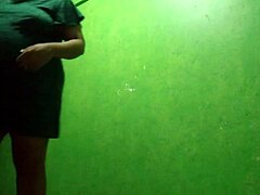 Moja nevlastná mama si nahráva v šatách bez nohavičiek a pošle mi video