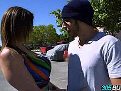 Големият зад на Sara Jay се чука небрежно в автобус 305 по време на открито публично приключение.