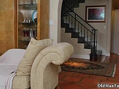 Kolla när blond tonåring ger gammal gubbe happy ending runk i duschen med sprutexplosion!