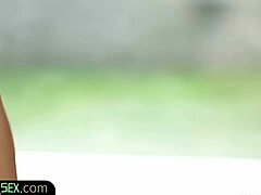 Babe glam europea elegante con tetas grandes contrasta romance con corrida intensa en perrito