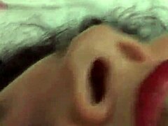 Ó bože milujem ako táto tučná oblá talianska milf mamička masturbuje svoje prirodzené prsia a mokrú pičku sama pred kamerou je to tak horúce...