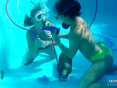 おい、これらの茶髪の女の子たちが水泳しながらヘンタイスタイルでファックしてるの見てよ