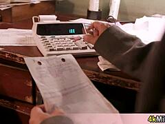 フランス人妻が夫の店でサプライズしてクイックな親密な時間