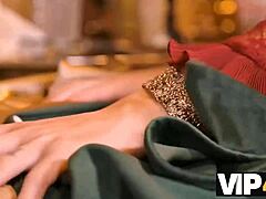 Cornudo lee periódico mientras esposa se folla