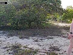 Esposa puta cavalga pau negro grande na floresta amazônica em ação anal!