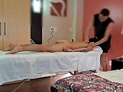 Masaje bisexual se convierte en juego anal con polla gigante