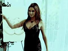 Playboy5 com แสดงโมเดลเอเชีย MILF Katana ในสตริปทีสเซ็กซี่กลางแจ้งสำหรับ Playboy