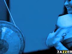 Danny D baise les gros seins et la chatte serrée de Cathy Heaven dans une session milf infidèle écartelée avec action de grosse bite