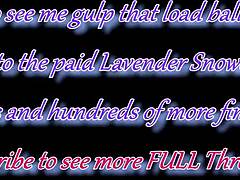 Fată europeană irlandeză în fustă discută cu un tip despre picioare și picioare