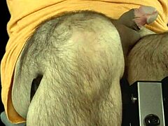 Latinski moški v telovadnici se prepusti samostojni analni masturbaciji z igranjem s kurcem