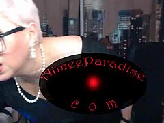 Mommy Russia comel guna dildo dan mainan untuk fun dalam bilik mandi POV sempit.