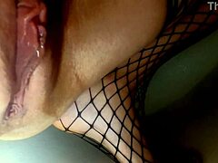 O človek, poglej to lepo sočno pičko, ki kaplja piškoto od blizu 😍💦 tako oteklo in mokro!