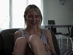 Kayla Paige i Melody Marks w brudnym gadaniu POV trójce z lodzieniem i jazdą