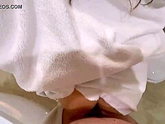 Hey, S3xberry forførte den hornede hotelgæst til bøjet doggystyle i badeværelset.