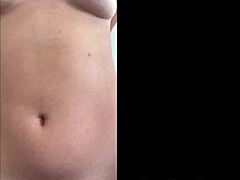 Εκπληκτικό-προκλητικό ξεκινά με την καστανή έφηβη 18+ Bailey Blaze που έρχεται για σκληρή υγρή ιππασία πούτσας και έντονο γαμήσι wow!