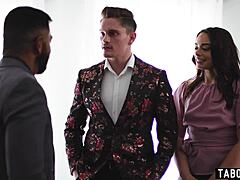 أنضم إلى ثلاثية ثنائية الجنس مع رئيس، مساعدة، وصديقها في المكتب