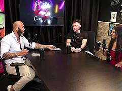 gostosa mostra bunda e buceta lisinha - gabriel e julia vida safada