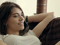 Eva de Dominici, de Argentijnse 18+, verkent haar verlangens door solo masturbatie en kontspel in een privé moment.