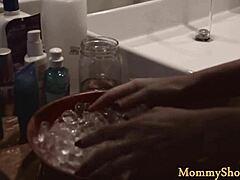 Sleduj nevlastnú mamu šúchať tú tínedžerku 18+ straponom!