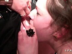 Brune française aux gros seins se fait fister violemment dans un jeu BDSM