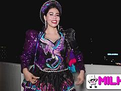 Vaša kuja Cachera MILF ujeta pri plesu in pojebana v javnosti!