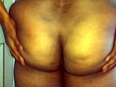 Horny Desi indická podvádzajúca žena v saree ukazuje veľké cicí a oholenú piču, tlačí bradavky, trie masturbáciu!