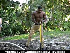 Uh, cewek blonde 18+ mungil Chloe Temple, dia lagi nampung kontol hitam gede...