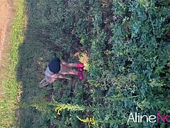 Blonde à gros seins en plein air dans la nature