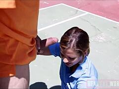 可愛いティーン18+が汗だくワークアウト後にコーチにドリルされる