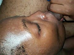 عمل لسان من هذه العاهرة السمراء تبتلع قضيب صديقها الكبير على سرير أخته غير الشقيقة في قريب منزلي