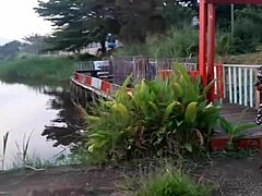 Fantasia com garota negra pequena e boquete de pau monstro. Dedilhando e chupando na floresta africana ao ar livre