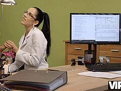 MILF kestää velkojan pillun tunkeutumisen töissä toimistossa doggystyle-naimista ja imusessiossa